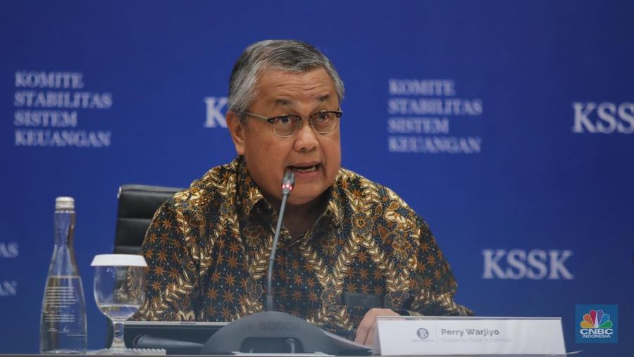 Gubernur Bank Indonesia, Perry Warjiyo saat konferensi pers Hasil Rapat Berkala KSSK IV Tahun 2025 di Jakarta, Senin (3/11/2025). (CNBC Indonesia/Faisal Rahman)