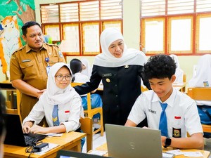 Khofifah Pastikan SMAN di Jatim Siap Laksanakan Tes Kompetensi Akademik