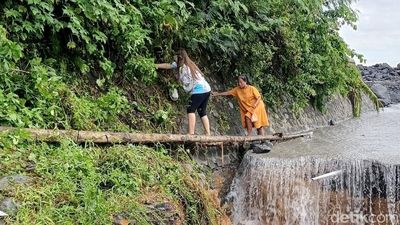Banjir Lahar Semeru Putuskan Jalan Desa di Lumajang