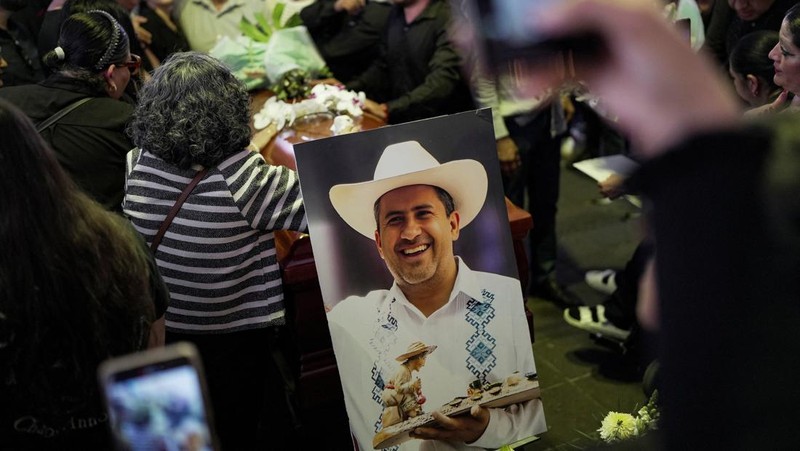 Carlos Manzo, wali kota Uruapan dan salah satu dari sedikit politisi independen yang terpilih untuk menjabat di Meksiko, menghadiri festival Hari Orang Mati dengan cahaya lilin di Uruapan, negara bagian Michoacan, Meksiko, sesaat sebelum ia ditembak, yang mengakibatkan kematiannya, 1 November 2025, dalam tangkapan layar ini yang diambil dari video langsung yang disiarkan oleh timnya dan diperoleh dari media sosial. (Carlos Manzo via Facebook/Handout via REUTERS)