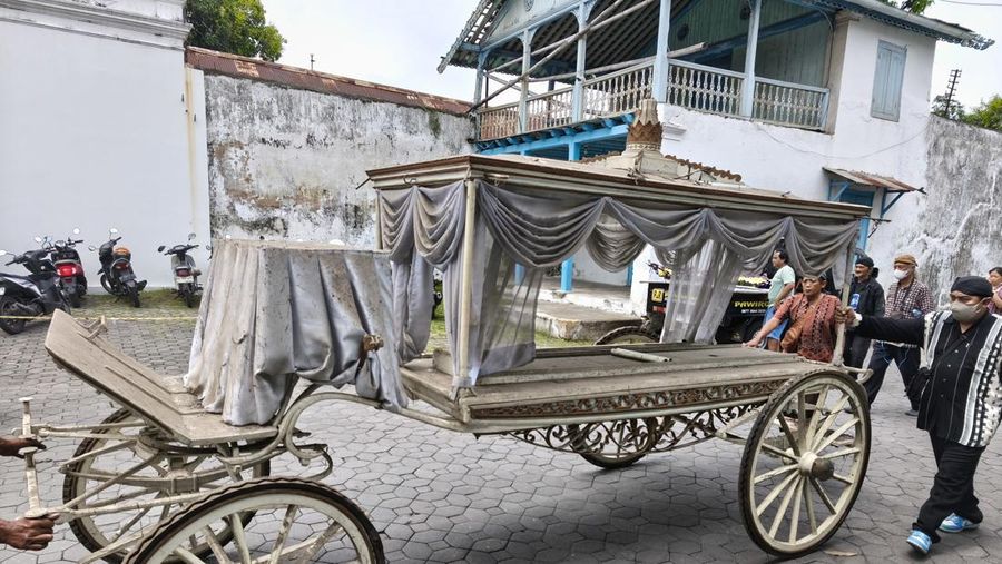 Kereta Jenazah Raja Keraton Solo, saat dibersih di kawasan Keraton Kasunanan Solo, Minggu (2/11/2025). (Dok. Detikcom/Agil Trisetiawan)