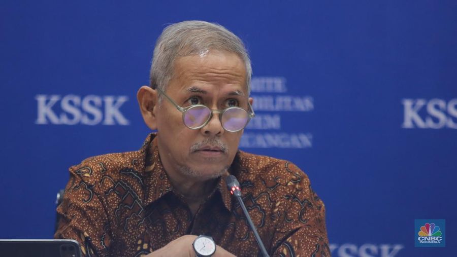 Ketua Dewan Komisioner Lembaga Penjamin Simpanan (LPS), Anggito Abimanyu saat konferensi pers Hasil Rapat Berkala KSSK IV Tahun 2025 di Jakarta, Senin (3/11/2025). (CNBC Indonesia/Faisal Rahman)