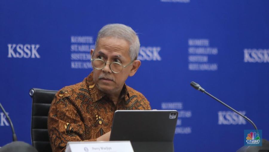 Ketua Dewan Komisioner Lembaga Penjamin Simpanan (LPS), Anggito Abimanyu saat konferensi pers Hasil Rapat Berkala KSSK IV Tahun 2025 di Jakarta, Senin (3/11/2025). (CNBC Indonesia/Faisal Rahman)