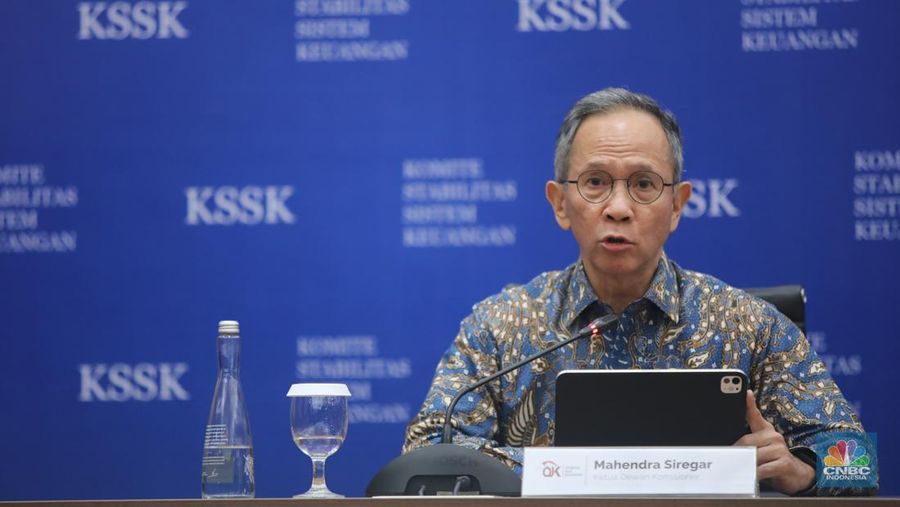 Ketua Dewan Komisioner OJK, Mahendra Siregar saat konferensi pers Hasil Rapat Berkala KSSK IV Tahun 2025 di Jakarta, Senin (3/11/2025). (CNBC Indonesia/Faisal Rahman)