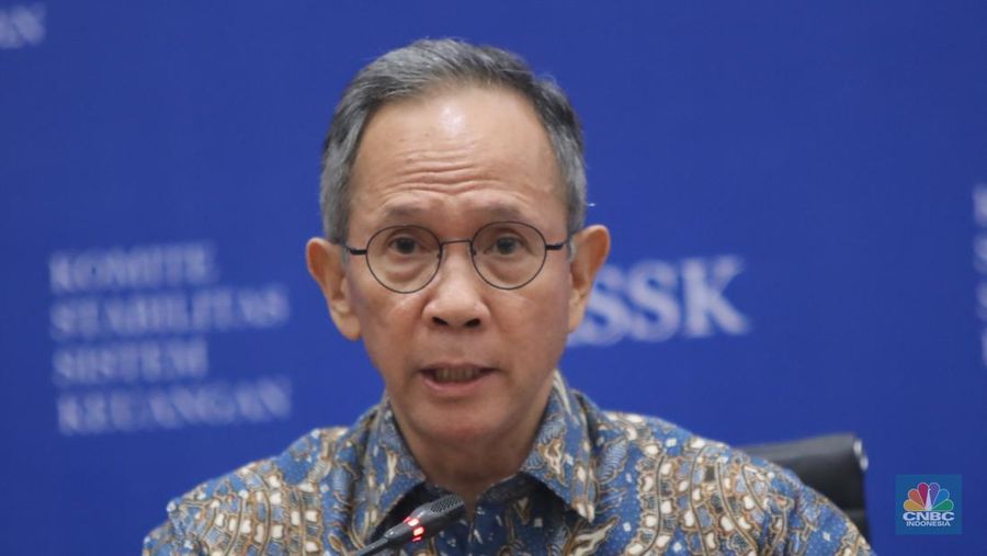 Ketua Dewan Komisioner OJK, Mahendra Siregar saat konferensi pers Hasil Rapat Berkala KSSK IV Tahun 2025 di Jakarta, Senin (3/11/2025). (CNBC Indonesia/Faisal Rahman)