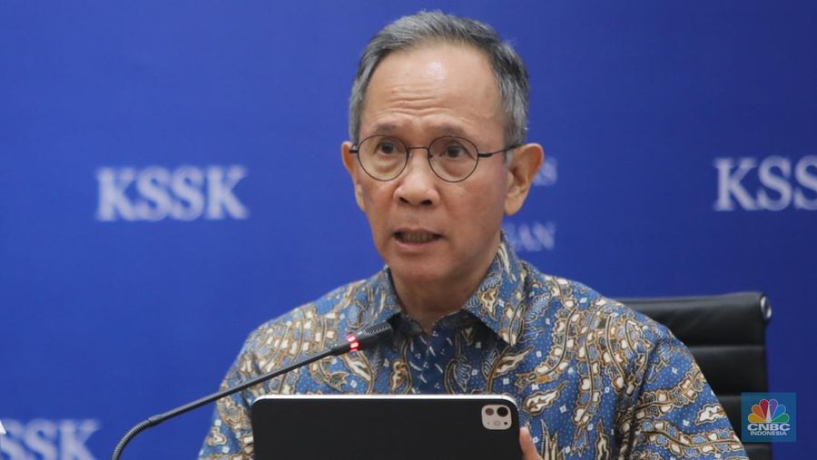 Ketua Dewan Komisioner OJK, Mahendra Siregar saat konferensi pers Hasil Rapat Berkala KSSK IV Tahun 2025 di Jakarta, Senin (3/11/2025). (CNBC Indonesia/Faisal Rahman)