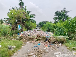 Geram Banyak Orang Buang Sampah, Warga Percut Sei Tuan Blokir Jalan