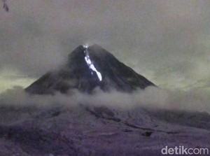 Gunung Semeru Luncurkan Lava Pijar 2 Km ke Arah Besuk Kobokan