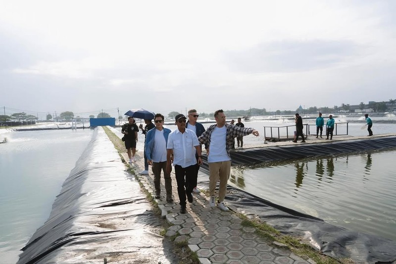 Menteri Kelautan dan Perikanan, Sakti Wahyu Trenggono, mengajak sejumlah figur publik ternama diantaranya Raffi Ahmad, Ariel Noah, Gading Marten, dan Desta untuk meninjau lokasi modeling budidaya ikan nila salin (BINS) di Karawang, Jawa Barat, Minggu (2/11/2025). (Instagram/raffinagita1717)