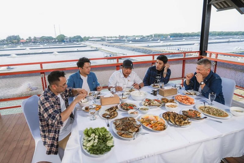 Menteri Kelautan dan Perikanan, Sakti Wahyu Trenggono, mengajak sejumlah figur publik ternama diantaranya Raffi Ahmad, Ariel Noah, Gading Marten, dan Desta untuk meninjau lokasi modeling budidaya ikan nila salin (BINS) di Karawang, Jawa Barat, Minggu (2/11/2025). (Instagram/raffinagita1717)