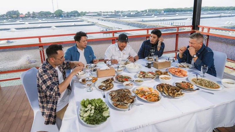 Menteri Kelautan dan Perikanan, Sakti Wahyu Trenggono, mengajak sejumlah figur publik ternama diantaranya Raffi Ahmad, Ariel Noah, Gading Marten, dan Desta untuk meninjau lokasi modeling budidaya ikan nila salin (BINS) di Karawang, Jawa Barat, Minggu (2/11/2025). (Instagram/raffinagita1717)