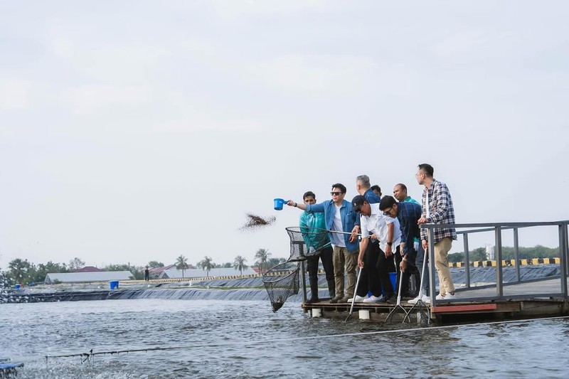 Menteri Kelautan dan Perikanan, Sakti Wahyu Trenggono, mengajak sejumlah figur publik ternama diantaranya Raffi Ahmad, Ariel Noah, Gading Marten, dan Desta untuk meninjau lokasi modeling budidaya ikan nila salin (BINS) di Karawang, Jawa Barat, Minggu (2/11/2025). (Instagram/raffinagita1717)