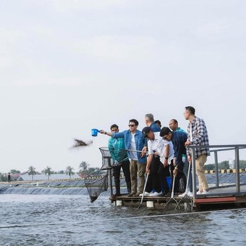 Momen Menteri Trenggono dan Raffi-Ariel Cek Tambak Ikan Nila Karawang