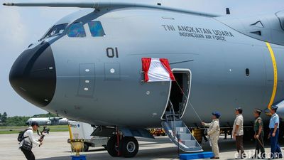 Momen Prabowo Siram Pesawat Baru dengan Air Bunga, Serahkan Simbolis ke TNI AU