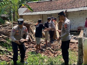 Polres Kebumen Salurkan Bansos ke Warga Rumah Roboh di Rowokele