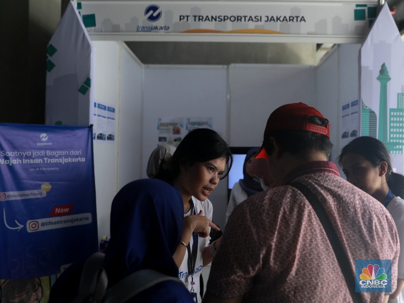 Para pencari kerja memadati Job Fair dan Upskilling Disabilitas di Taman Ismail Marzuki (TIM), Jakarta Pusat, Senin (3/11/2025). Acara yang dibuka oleh Gubernur DKI Jakarta Pramono Anung ini melibatkan 21 perusahaan dengan total 107 lowongan kerja yang dikhususkan bagi pencari kerja disabilitas. (CNBC Indonesia/Muhammad Sabki)