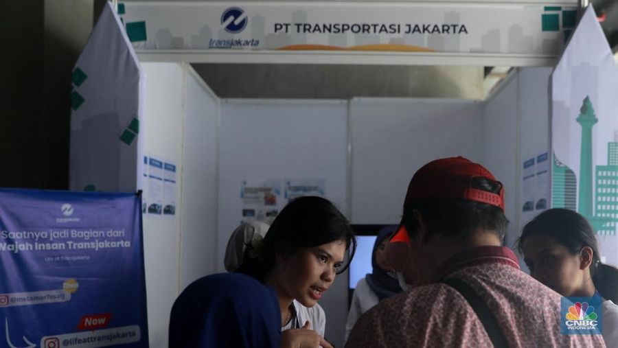 Para pencari kerja memadati Job Fair dan Upskilling Disabilitas di Taman Ismail Marzuki (TIM), Jakarta Pusat, Senin (3/11/2025). Acara yang dibuka oleh Gubernur DKI Jakarta Pramono Anung ini melibatkan 21 perusahaan dengan total 107 lowongan kerja yang dikhususkan bagi pencari kerja disabilitas. (CNBC Indonesia/Muhammad Sabki)