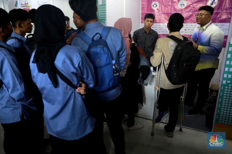 Para pencari kerja memadati Job Fair dan Upskilling Disabilitas di Taman Ismail Marzuki (TIM), Jakarta Pusat, Senin (3/11/2025). Acara yang dibuka oleh Gubernur DKI Jakarta Pramono Anung ini melibatkan 21 perusahaan dengan total 107 lowongan kerja yang dikhususkan bagi pencari kerja disabilitas. (CNBC Indonesia/Muhammad Sabki)