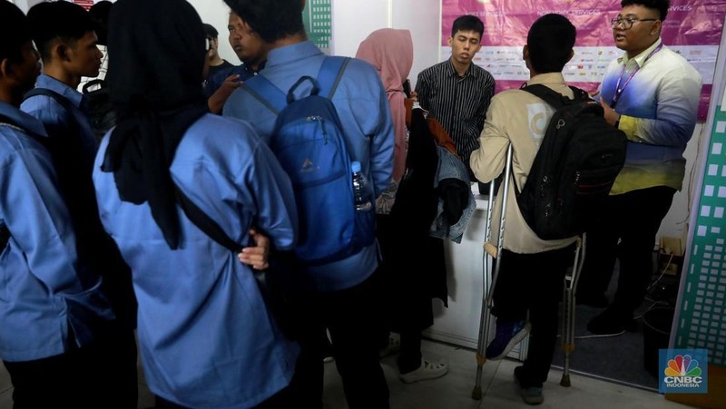 Para pencari kerja memadati Job Fair dan Upskilling Disabilitas di Taman Ismail Marzuki (TIM), Jakarta Pusat, Senin (3/11/2025). Acara yang dibuka oleh Gubernur DKI Jakarta Pramono Anung ini melibatkan 21 perusahaan dengan total 107 lowongan kerja yang dikhususkan bagi pencari kerja disabilitas. (CNBC Indonesia/Muhammad Sabki)