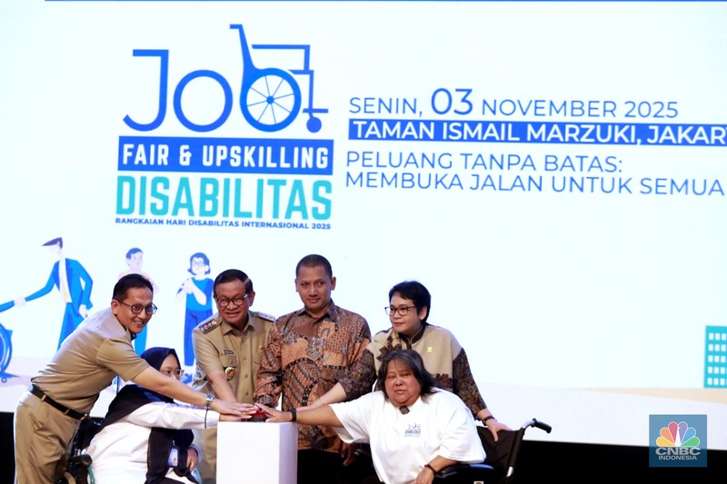 Para pencari kerja memadati Job Fair dan Upskilling Disabilitas di Taman Ismail Marzuki (TIM), Jakarta Pusat, Senin (3/11/2025). Acara yang dibuka oleh Gubernur DKI Jakarta Pramono Anung ini melibatkan 21 perusahaan dengan total 107 lowongan kerja yang dikhususkan bagi pencari kerja disabilitas. (CNBC Indonesia/Muhammad Sabki)