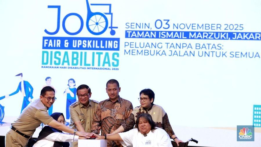 Para pencari kerja memadati Job Fair dan Upskilling Disabilitas di Taman Ismail Marzuki (TIM), Jakarta Pusat, Senin (3/11/2025). Acara yang dibuka oleh Gubernur DKI Jakarta Pramono Anung ini melibatkan 21 perusahaan dengan total 107 lowongan kerja yang dikhususkan bagi pencari kerja disabilitas. (CNBC Indonesia/Muhammad Sabki)