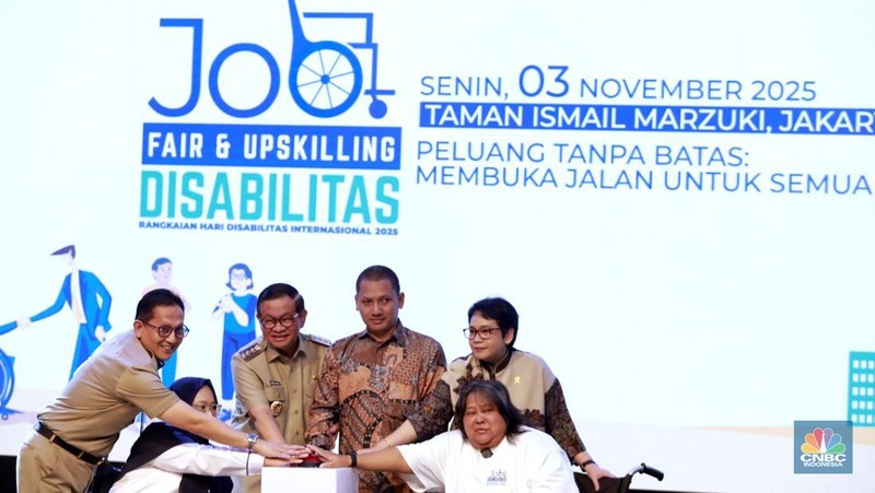 Para pencari kerja memadati Job Fair dan Upskilling Disabilitas di Taman Ismail Marzuki (TIM), Jakarta Pusat, Senin (3/11/2025). Acara yang dibuka oleh Gubernur DKI Jakarta Pramono Anung ini melibatkan 21 perusahaan dengan total 107 lowongan kerja yang dikhususkan bagi pencari kerja disabilitas. (CNBC Indonesia/Muhammad Sabki)
