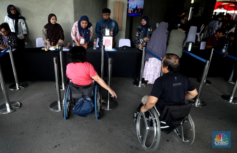 Para pencari kerja memadati Job Fair dan Upskilling Disabilitas di Taman Ismail Marzuki (TIM), Jakarta Pusat, Senin (3/11/2025). Acara yang dibuka oleh Gubernur DKI Jakarta Pramono Anung ini melibatkan 21 perusahaan dengan total 107 lowongan kerja yang dikhususkan bagi pencari kerja disabilitas. (CNBC Indonesia/Muhammad Sabki)