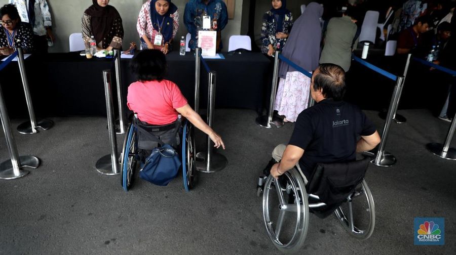 Para pencari kerja memadati Job Fair dan Upskilling Disabilitas di Taman Ismail Marzuki (TIM), Jakarta Pusat, Senin (3/11/2025). Acara yang dibuka oleh Gubernur DKI Jakarta Pramono Anung ini melibatkan 21 perusahaan dengan total 107 lowongan kerja yang dikhususkan bagi pencari kerja disabilitas. (CNBC Indonesia/Muhammad Sabki)