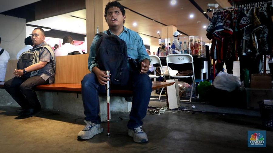 Para pencari kerja memadati Job Fair dan Upskilling Disabilitas di Taman Ismail Marzuki (TIM), Jakarta Pusat, Senin (3/11/2025). Acara yang dibuka oleh Gubernur DKI Jakarta Pramono Anung ini melibatkan 21 perusahaan dengan total 107 lowongan kerja yang dikhususkan bagi pencari kerja disabilitas. (CNBC Indonesia/Muhammad Sabki)