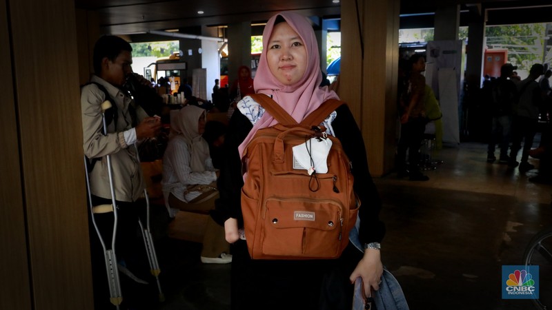 Para pencari kerja memadati Job Fair dan Upskilling Disabilitas di Taman Ismail Marzuki (TIM), Jakarta Pusat, Senin (3/11/2025). Acara yang dibuka oleh Gubernur DKI Jakarta Pramono Anung ini melibatkan 21 perusahaan dengan total 107 lowongan kerja yang dikhususkan bagi pencari kerja disabilitas. (CNBC Indonesia/Muhammad Sabki)