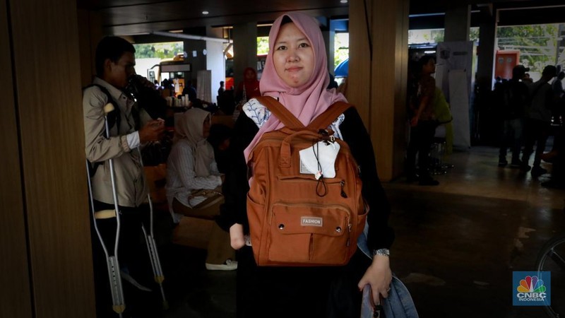 Para pencari kerja memadati Job Fair dan Upskilling Disabilitas di Taman Ismail Marzuki (TIM), Jakarta Pusat, Senin (3/11/2025). Acara yang dibuka oleh Gubernur DKI Jakarta Pramono Anung ini melibatkan 21 perusahaan dengan total 107 lowongan kerja yang dikhususkan bagi pencari kerja disabilitas. (CNBC Indonesia/Muhammad Sabki)