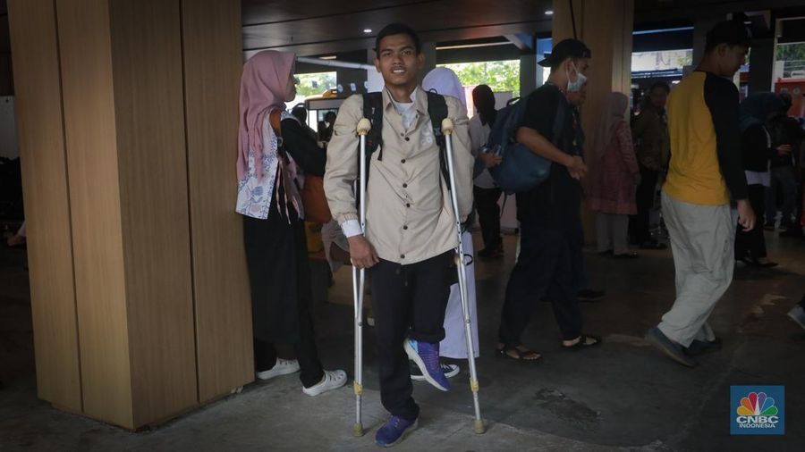 Para pencari kerja memadati Job Fair dan Upskilling Disabilitas di Taman Ismail Marzuki (TIM), Jakarta Pusat, Senin (3/11/2025). Acara yang dibuka oleh Gubernur DKI Jakarta Pramono Anung ini melibatkan 21 perusahaan dengan total 107 lowongan kerja yang dikhususkan bagi pencari kerja disabilitas. (CNBC Indonesia/Muhammad Sabki)