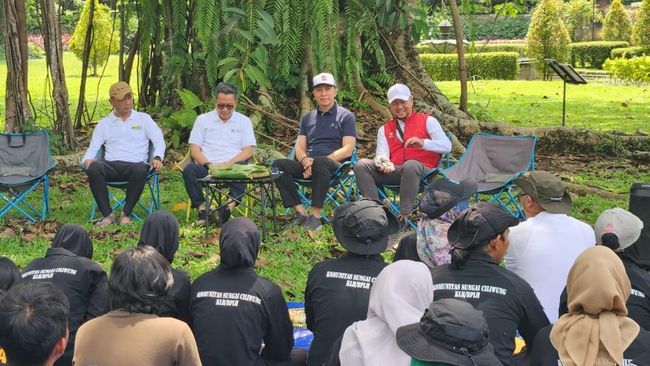 Pertamina dan KLH Bersihkan Sungai Ciliwung di Kebun Raya Bogor