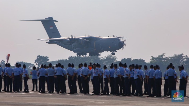 Pesawat Airbus A400M tiba di Landasan Udara (Lanud) Halim Perdana Kusuma, Jakarta, Senin (3/11/2025). (CNBC Indonesia/Faisal Rahman)