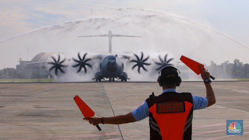 Pesawat Airbus A400M tiba di Landasan Udara (Lanud) Halim Perdana Kusuma, Jakarta, Senin (3/11/2025). (CNBC Indonesia/Faisal Rahman)