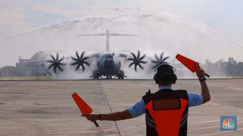 Pesawat Airbus A400M tiba di Landasan Udara (Lanud) Halim Perdana Kusuma, Jakarta, Senin (3/11/2025). (CNBC Indonesia/Faisal Rahman)