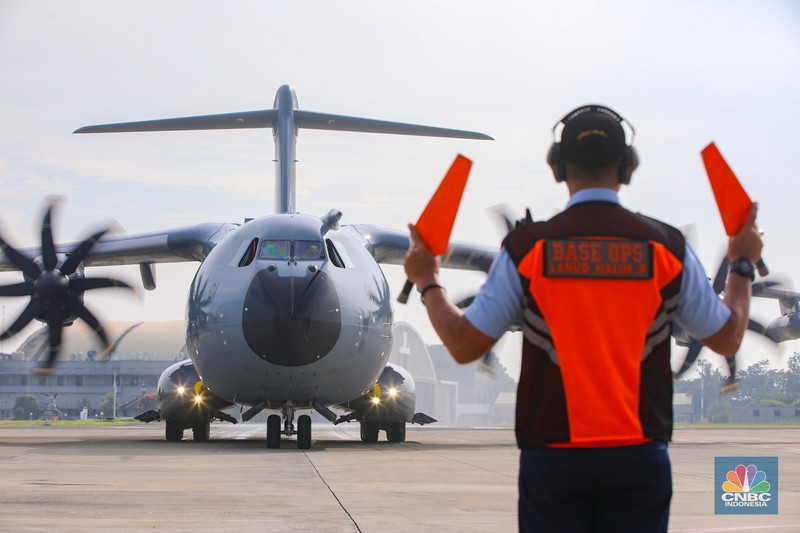 Pesawat Airbus A400M tiba di Landasan Udara (Lanud) Halim Perdana Kusuma, Jakarta, Senin (3/11/2025). (CNBC Indonesia/Faisal Rahman)