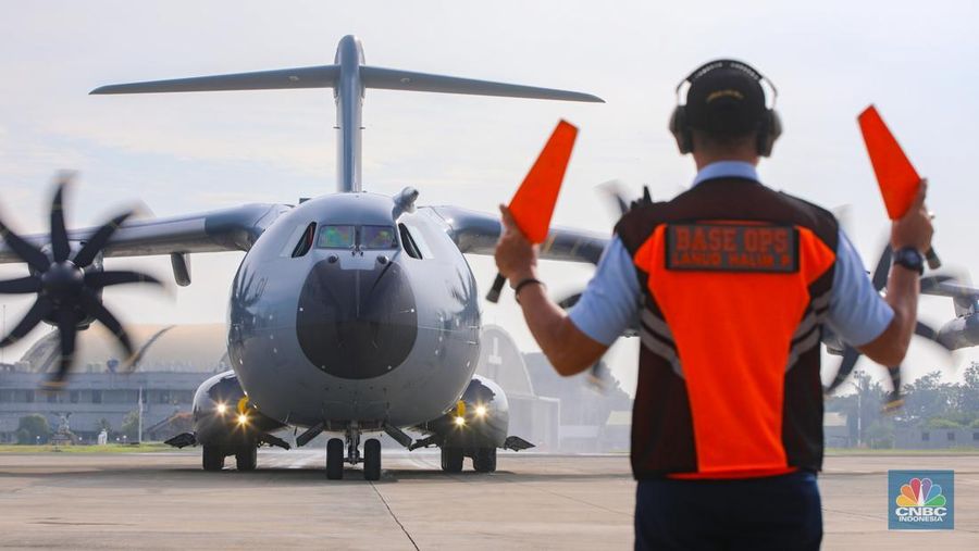 Pesawat Airbus A400M tiba di Landasan Udara (Lanud) Halim Perdana Kusuma, Jakarta, Senin (3/11/2025). (CNBC Indonesia/Faisal Rahman)