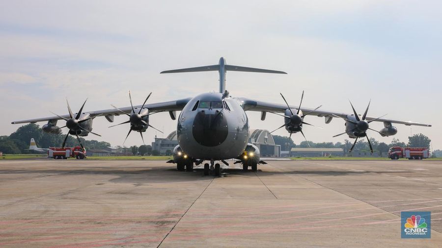 Pesawat Airbus A400M tiba di Landasan Udara (Lanud) Halim Perdana Kusuma, Jakarta, Senin (3/11/2025). (CNBC Indonesia/Faisal Rahman)