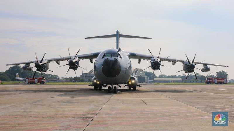 Pesawat Airbus A400M tiba di Landasan Udara (Lanud) Halim Perdana Kusuma, Jakarta, Senin (3/11/2025). (CNBC Indonesia/Faisal Rahman)