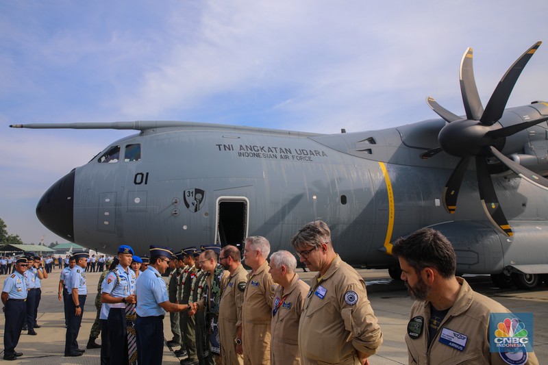 Pesawat Airbus A400M tiba di Landasan Udara (Lanud) Halim Perdana Kusuma, Jakarta, Senin (3/11/2025). (CNBC Indonesia/Faisal Rahman)