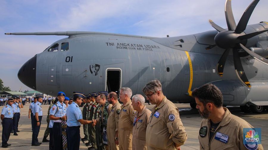 Pesawat Airbus A400M tiba di Landasan Udara (Lanud) Halim Perdana Kusuma, Jakarta, Senin (3/11/2025). (CNBC Indonesia/Faisal Rahman)