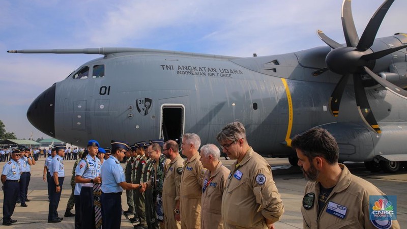 Pesawat Airbus A400M tiba di Landasan Udara (Lanud) Halim Perdana Kusuma, Jakarta, Senin (3/11/2025). (CNBC Indonesia/Faisal Rahman)