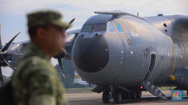 Pesawat Airbus A400M tiba di Landasan Udara (Lanud) Halim Perdana Kusuma, Jakarta, Senin (3/11/2025). (CNBC Indonesia/Faisal Rahman)