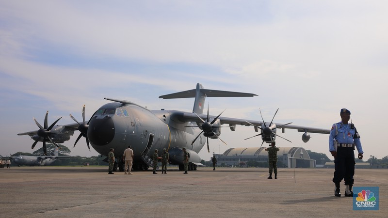 Pesawat Airbus A400M tiba di Landasan Udara (Lanud) Halim Perdana Kusuma, Jakarta, Senin (3/11/2025). (CNBC Indonesia/Faisal Rahman)