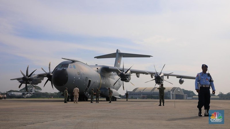 Pesawat Airbus A400M tiba di Landasan Udara (Lanud) Halim Perdana Kusuma, Jakarta, Senin (3/11/2025). (CNBC Indonesia/Faisal Rahman)