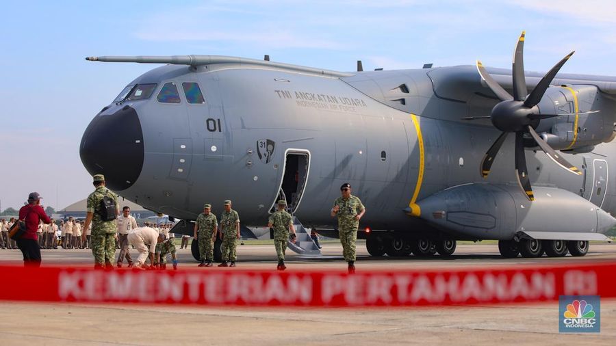 Pesawat Airbus A400M tiba di Landasan Udara (Lanud) Halim Perdana Kusuma, Jakarta, Senin (3/11/2025). (CNBC Indonesia/Faisal Rahman)
