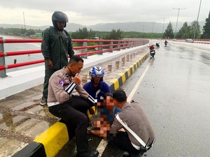 Polantas Selamatkan Wanita Hendak Lompat dari Jembatan Youtefa Jayapura