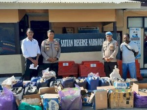 Polisi Sita 947 Liter Sopi Kisar dari Atas Kapal Saat Sandar di Alor