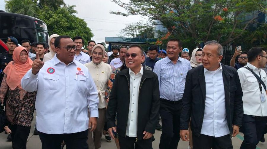 Presiden KSPSI Andi Gani Nena Wea (dua dari kiri) dan Wakil Ketua DPR RI Sufmi Dasco Ahmad (tiga dari kiri) menyidak pabrik Michelin. (Dok. KSPSI)